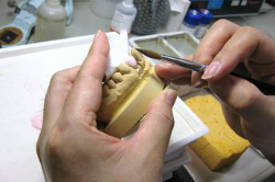 歯科技工士の手元の写真