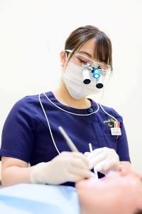 歯科衛生士がメインテナンスしている写真