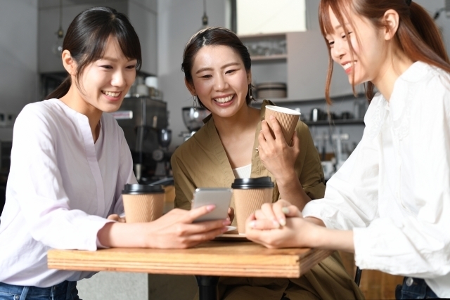 会話する複数の女性の写真