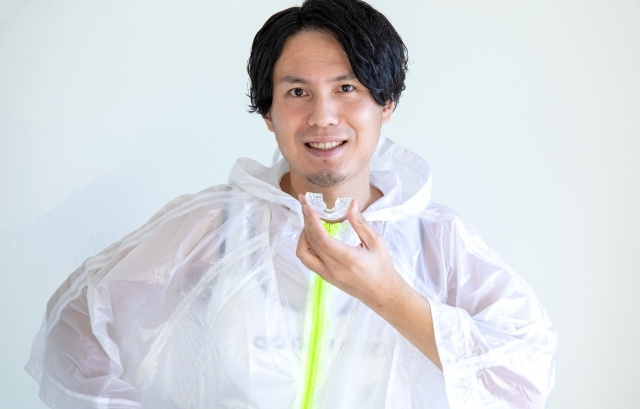 マウスガードを持つ男性の写真