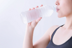 炭酸水を飲む女性の写真