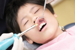 子供の治療中の写真