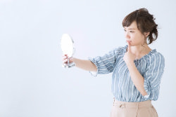 鏡を見ている女性の写真