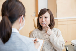 カウンセリングを受けている女性の写真