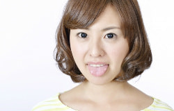 舌を出している女性の写真
