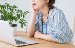 頬杖をついている女性の写真